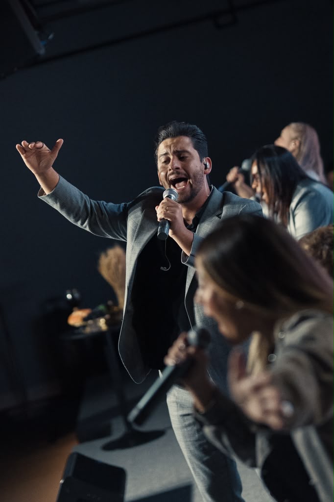 Momento de louvor na AD Florida Church