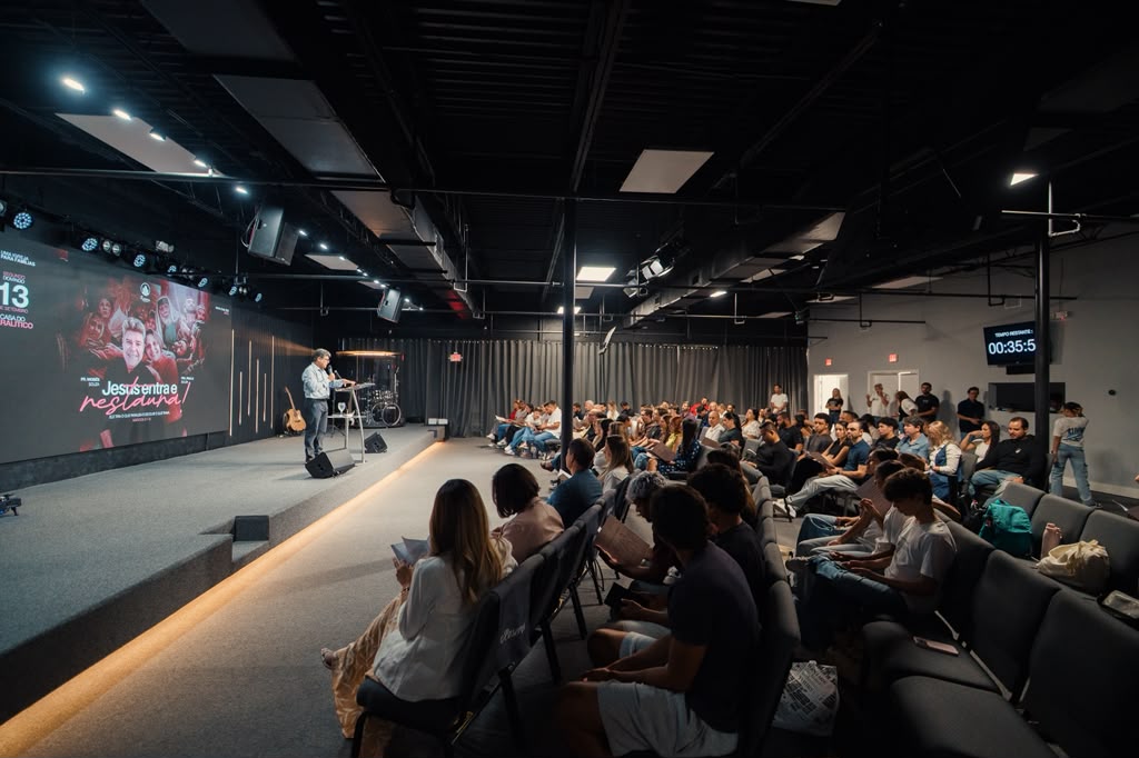 Comunidade reunida em culto na AD Florida Church